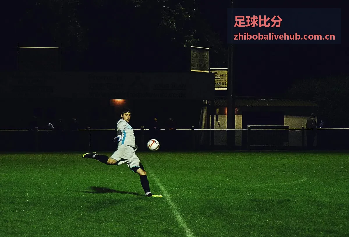 足球比分品牌介绍背景图 — 足球比分数据看台夜景